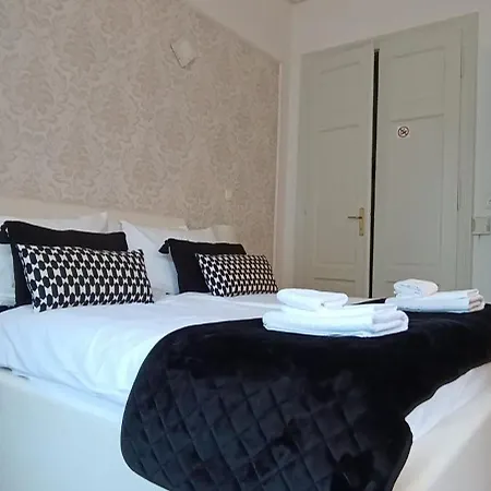 Royal S Privatnim Parkingom Apartman *