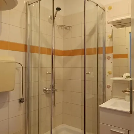 Royal S Privatnim Parkingom Apartman