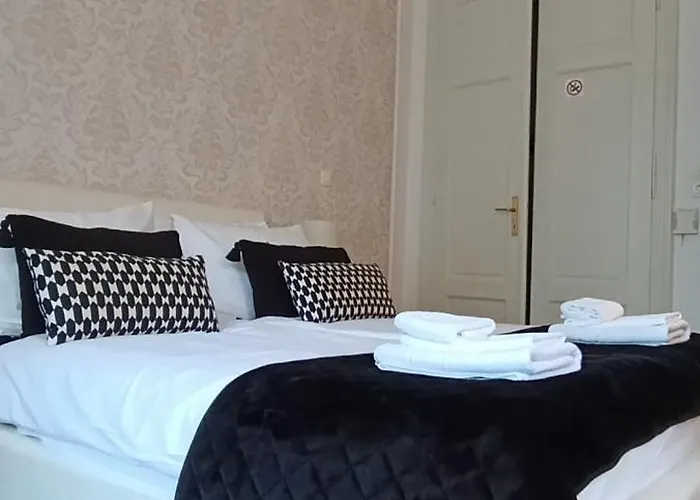 Royal S Privatnim Parkingom Apartment *
